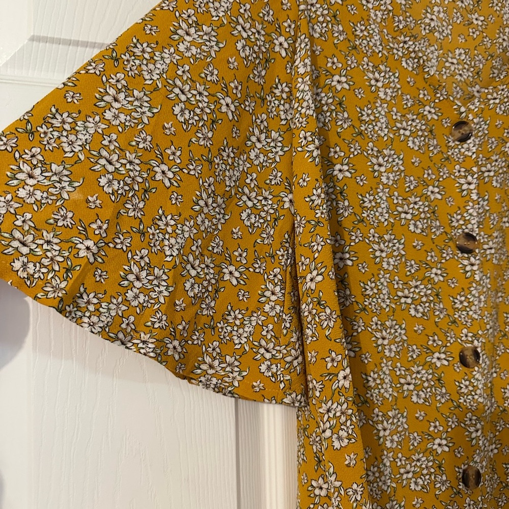 🌟 Floral Yellow Button-Up Women's Blouse 🌟